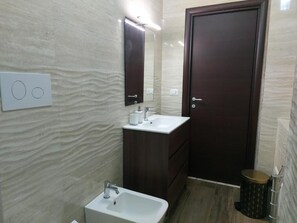 Family Room, City View | Bathroom | Shower, rainfall showerhead, hair dryer, bidet - Arte Mia b&b (Reggio Calabria)