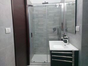 Family Room, City View | Bathroom | Shower, rainfall showerhead, hair dryer, bidet - Arte Mia b&b (Reggio Calabria)