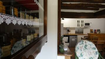 Een koelkast, een microgolfoven, een oven, een vaatwasser