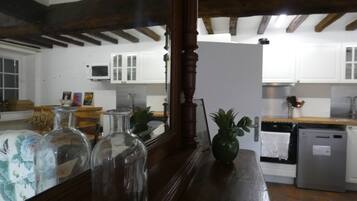 Een koelkast, een microgolfoven, een oven, een vaatwasser