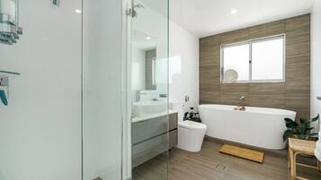 Badekar, hårføner og håndklær