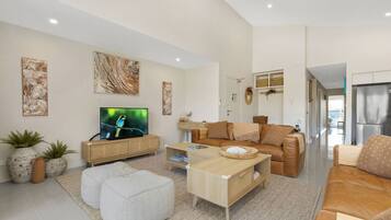 Een televisie en een dvd-speler