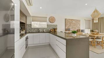 Een koelkast, een magnetron, een oven, een kookplaat