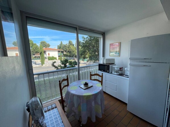 Refrigerador, microondas, horno y lavavajillas 