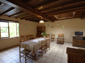 Dining - Family cottage with outdoor games near St-Galmier (Saint-Médard-en-Forez)