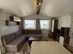 TV - Mobile Home Near North Beach, 2BR, Terrace, TV, Ideal for 4 (Fouras)