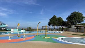 Un espace de jeux pour enfants avec des marquages colorés au sol et une piscine.