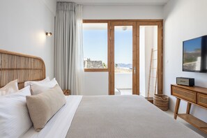 Junior Suite with Hot Tub and Caldera View - Divino Caldera (Santorini)