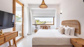 Deluxe Suite with Hot Tub and Caldera View | Zimmersafe, schallisolierte Zimmer, kostenloses WLAN