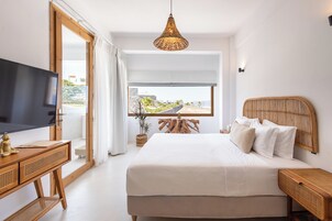 Deluxe Suite with Hot Tub and Caldera View | In-room safe, soundproofing, free WiFi