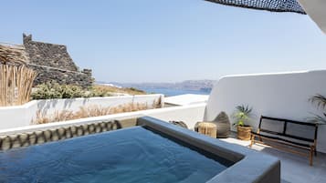 Deluxe Suite with Hot Tub and Caldera View | Terrace/patio