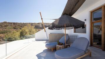 Luxury Suite with Hot Tub and Caldera View | Terrasse/Patio