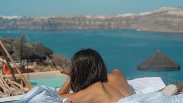 Luxury Suite with Hot Tub and Caldera View | In-room safe, soundproofing, free WiFi