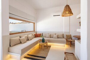 Luxury Suite with Hot Tub and Caldera View | Living area