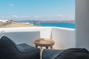 Junior Suite with Hot Tub and Caldera View | In-room safe, soundproofing, free WiFi - Divino Caldera (Santorini)