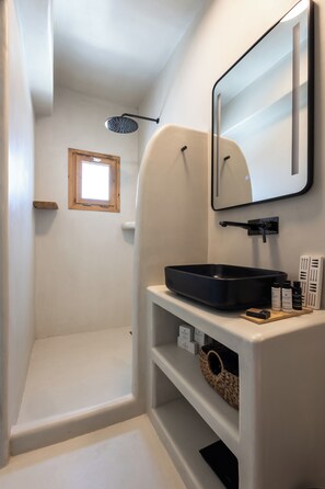 Penthouse Villa with Private Terrace and Panoramic Caldera View | Bathroom - Divino Caldera (Santorini)