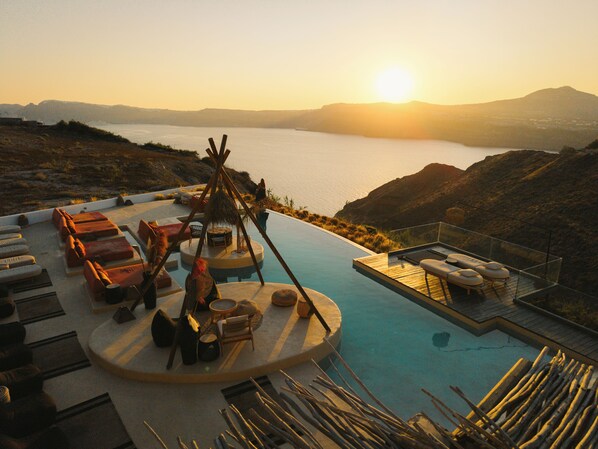An infinity pool with a view of the sea and mountains at sunset. - Divino Caldera (Santorini)