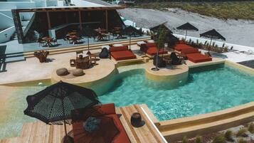 Una piscina al aire libre de temporada