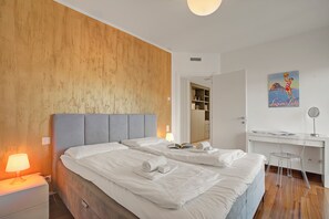 Standard-Apartment, Mehrere Schlafzimmer (Attico Al Parco with airconditioning) | 1 Schlafzimmer, Bügeleisen/Bügelbrett, kostenloses WLAN, Bettwäsche