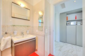 Ducha, secador de pelo, bidé y toallas