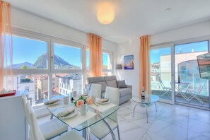 21-inch TV with cable channels - Attico Al Parco With Airconditioning (Lugano)