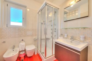 Standard-Apartment, Mehrere Schlafzimmer (Attico Al Parco with airconditioning) | Badezimmer | Dusche, Haartrockner, Bidet, Handtücher
