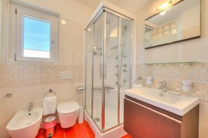Appartement Standard, plusieurs chambres (Attico Al Parco with airconditioning) | Salle de bain | Douche, sèche-cheveux, bidet, serviettes fournies