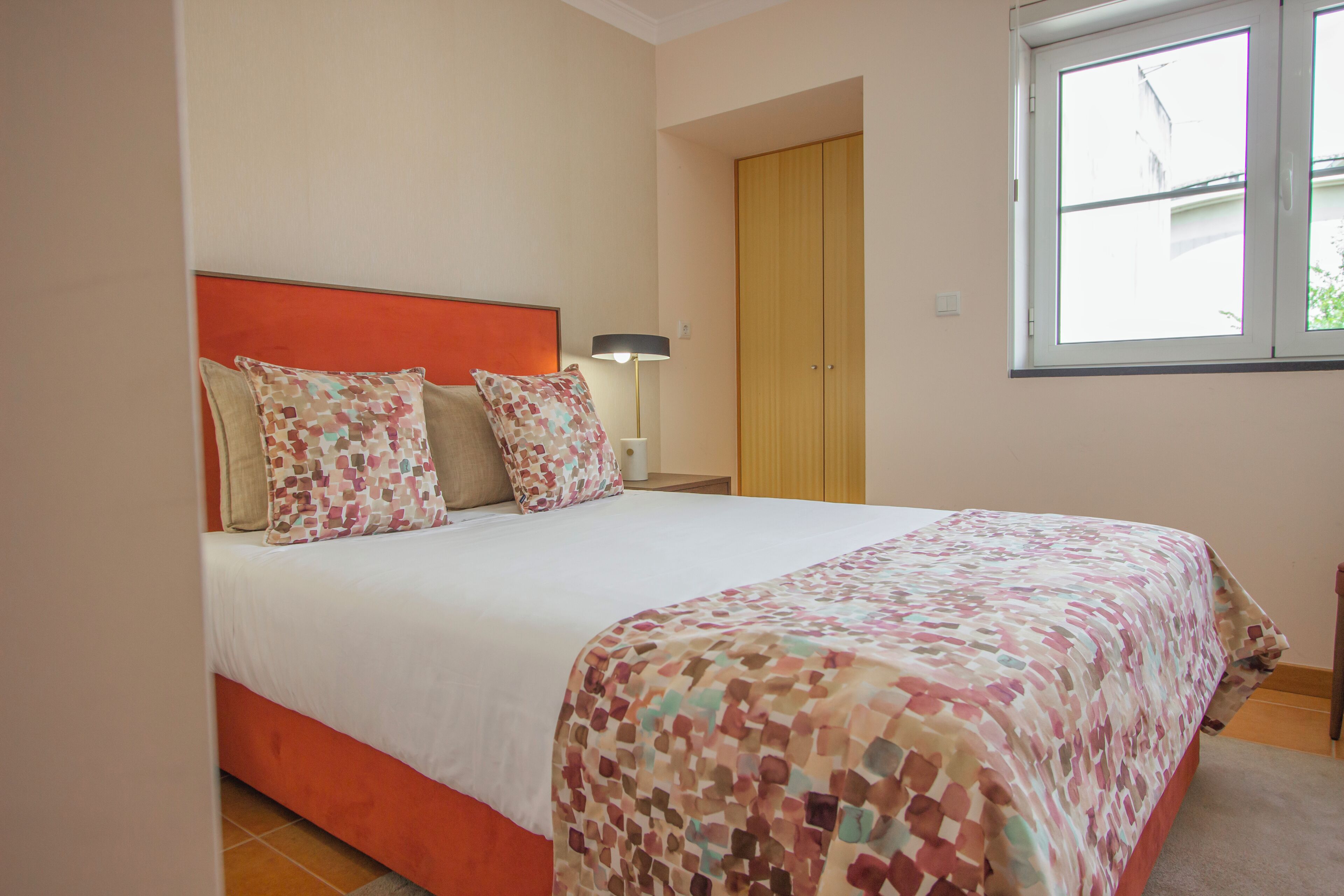 Habitación familiar | Sábanas de algodón egipcio y ropa de cama de alta calidad