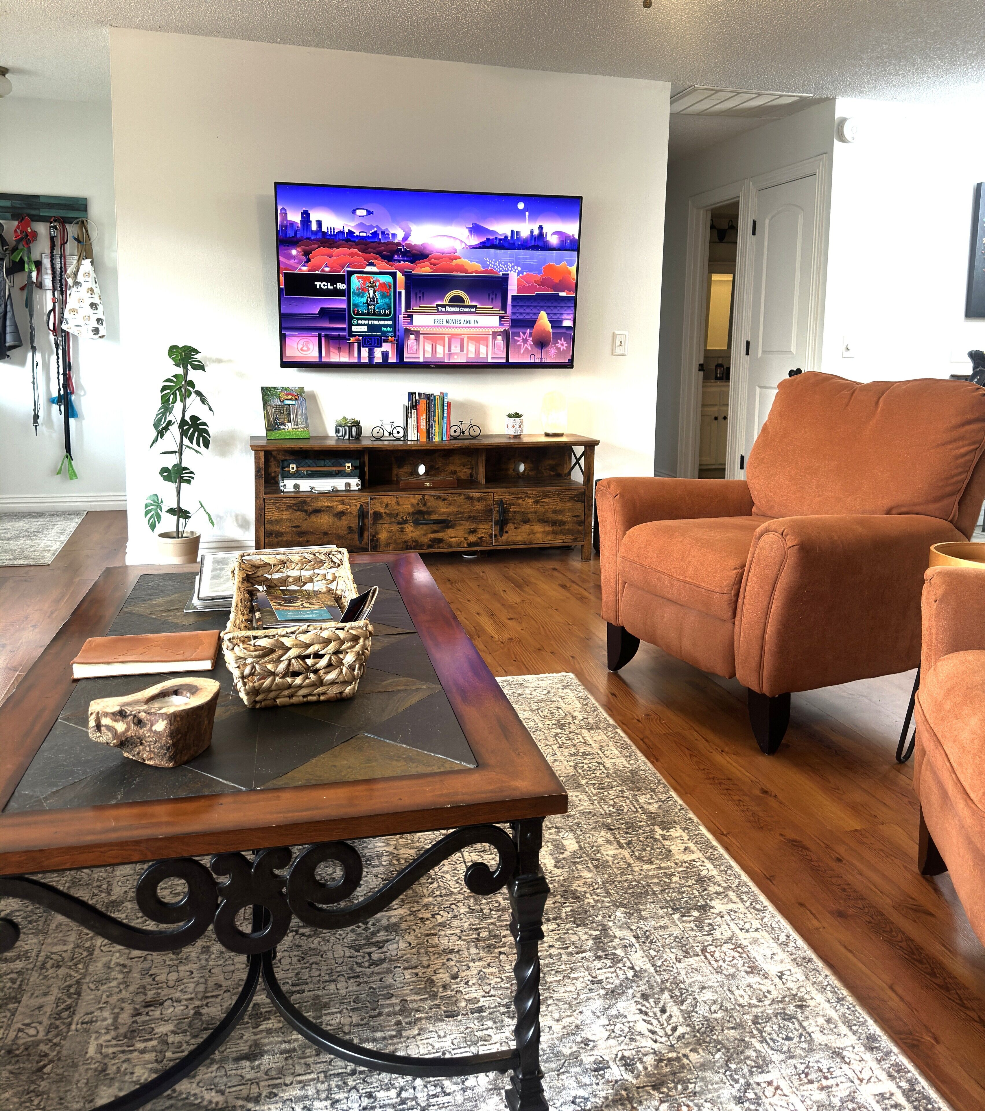 Una Smart TV, una chimenea, libros