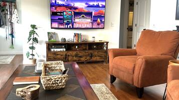 Una Smart TV, una chimenea, libros