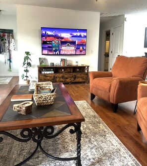 智能电视、壁炉、书