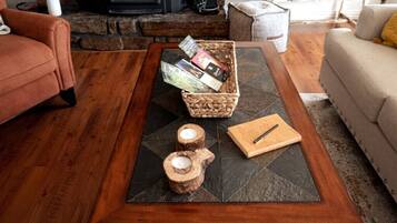 Smart-TV, Kamin, Bücher