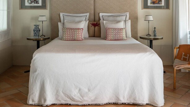 A bedroom with a large bed, two bedside tables, and a decorative ceiling. - Small Luxury Apartment (Venezia)