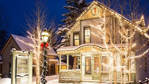 A cozy lodge with a porch, a signboard, and a well-lit facade. - 1 Minute Walk to the Super Bee Chair! Enjoy the Best of Copper from this Beautif (Frisco)