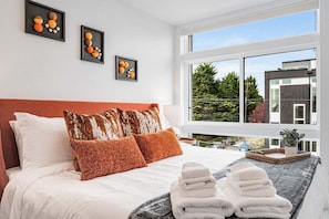 2 bedrooms, blackout curtains, iron/ironing board, free WiFi - Perch - Woodland Suite: Chic Townhome Steps from Woodland Zoo w/ Parking (Seattle)