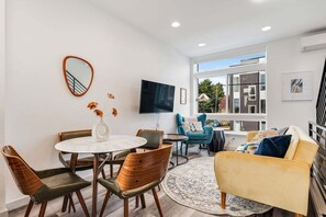 Smart TV - Perch - Woodland Suite: Chic Townhome Steps from Woodland Zoo w/ Parking (Seattle)