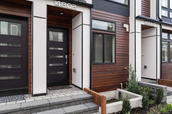 Exterior detail - Perch - Woodland Suite: Chic Townhome Steps from Woodland Zoo w/ Parking (Seattle)