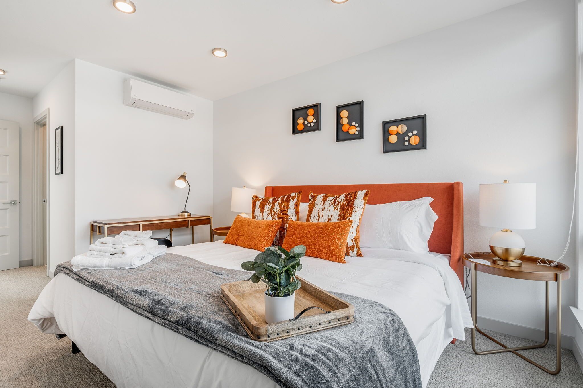 Chic Townhome Steps from Woodland Zoo w/ Parking!