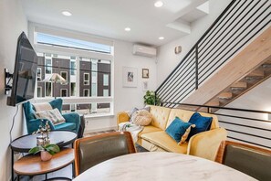 Smart TV - Perch - Woodland Suite: Chic Townhome Steps from Woodland Zoo w/ Parking (Seattle)