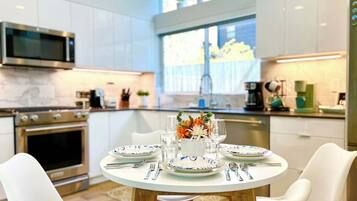 Coffee/tea maker, fridge, microwave, oven