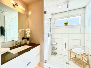 Bathtub, hair dryer, towels - Perch - Capitol Luxe Two: High Walk Score | SEA Retreat | Heart of CapHil (Seattle)