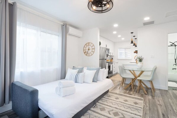 2 dormitorios, escritorio, tabla de planchar con plancha y cuna de viaje