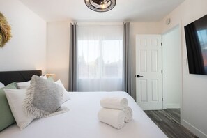 2 Schlafzimmer, Schreibtisch, Bügeleisen/Bügelbrett, Reisekinderbett