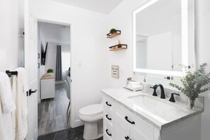 Een bad, een haardroger, handdoeken