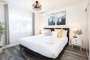 2 slaapkamers, een bureau, een strijkplank/strijkijzer, reisbedje