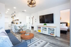 Smart TV - Charming 2BR Oasis w/ Fire Pit & BBQ, Downtown SD (San Diego)