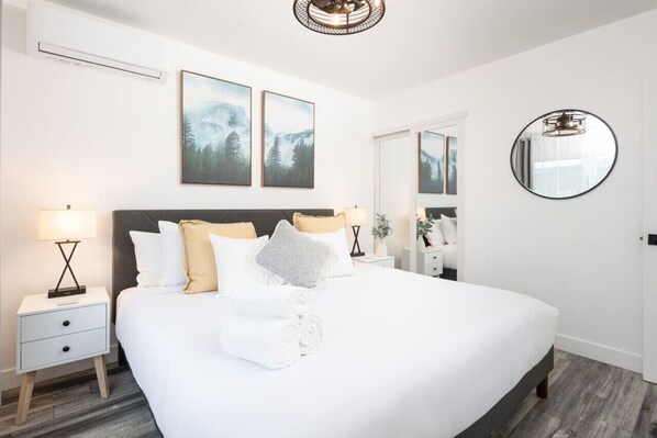 2 slaapkamers, een bureau, een strijkplank/strijkijzer, reisbedje