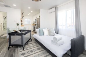 2 bedrooms, desk, iron/ironing board, travel crib - Upscale Oasis, Downtown SD, BBQ, Fire Pit & More! (San Diego)