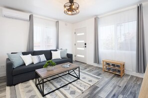 TV - Upscale Oasis, Downtown SD, BBQ, Fire Pit & More! (San Diego)