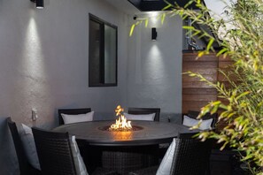 Outdoor dining - Upscale Oasis, Downtown SD, BBQ, Fire Pit & More! (San Diego)